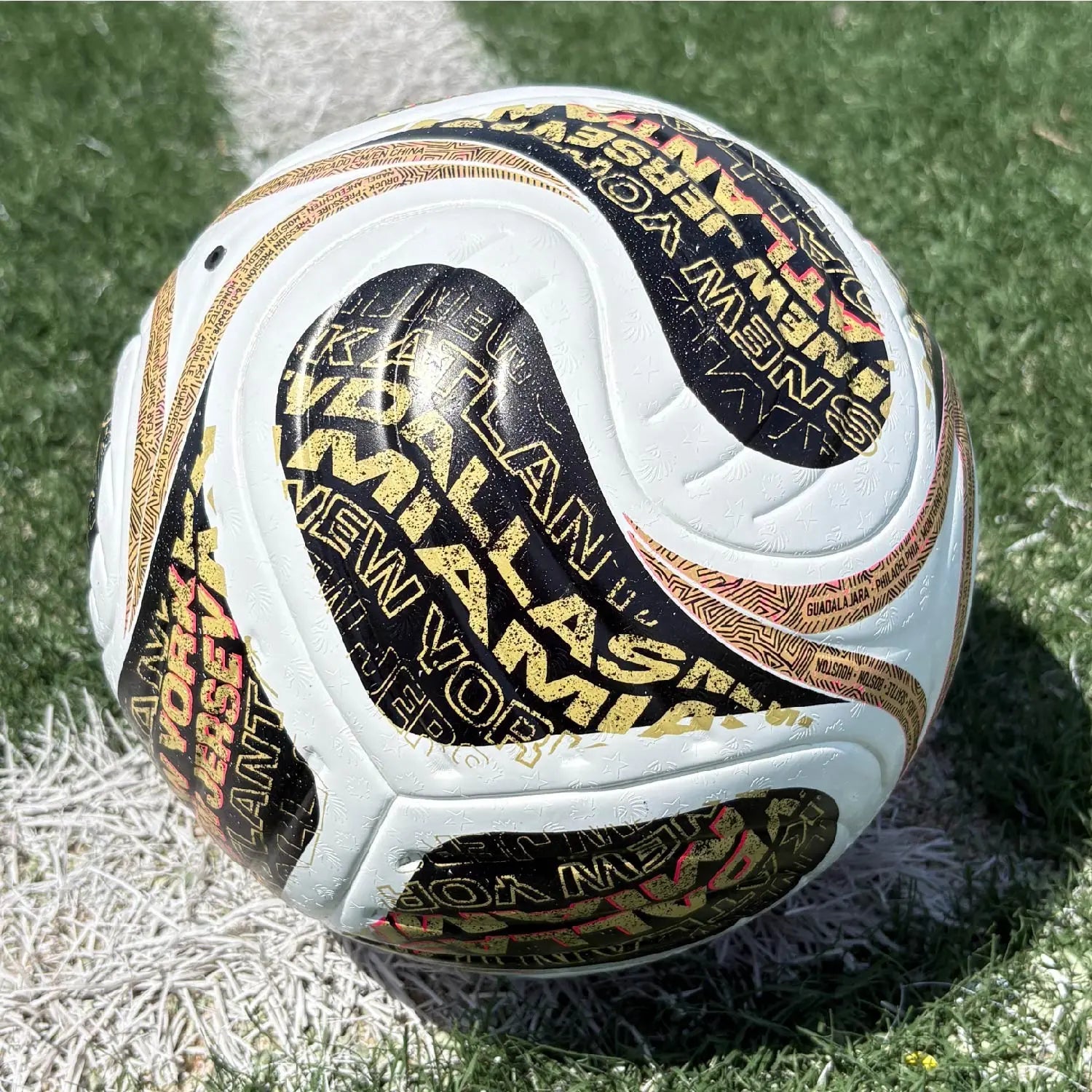 Seamless Heat-Bonded Training Ball with Stable Flight Trajectory, Durable PU Construction, Waterproof and Dustproof, Ideal for Multiple Surfaces